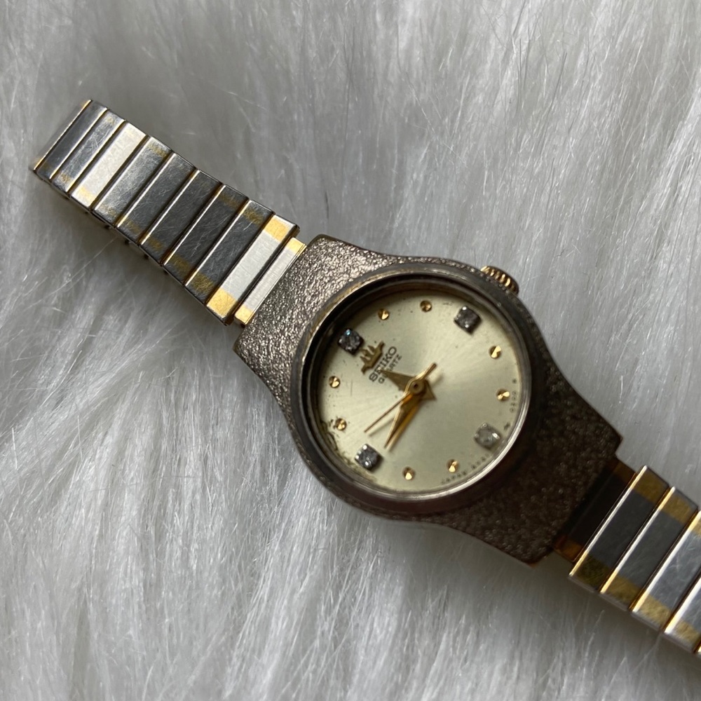 Seiko Quartz Vintage Stretch Wristwatch - Picture 2 of 8